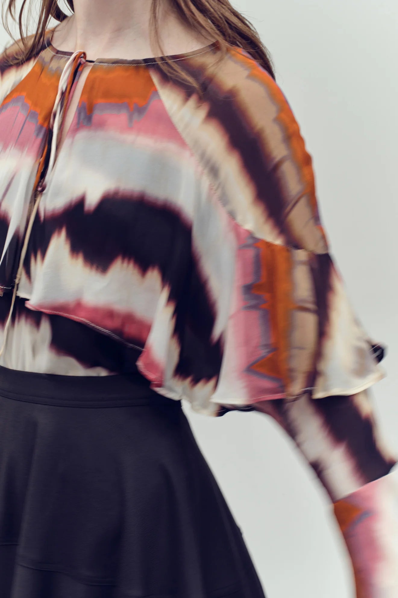 Devotion Twins Burr Mallow Layered Shirt met Batik print en ruffles