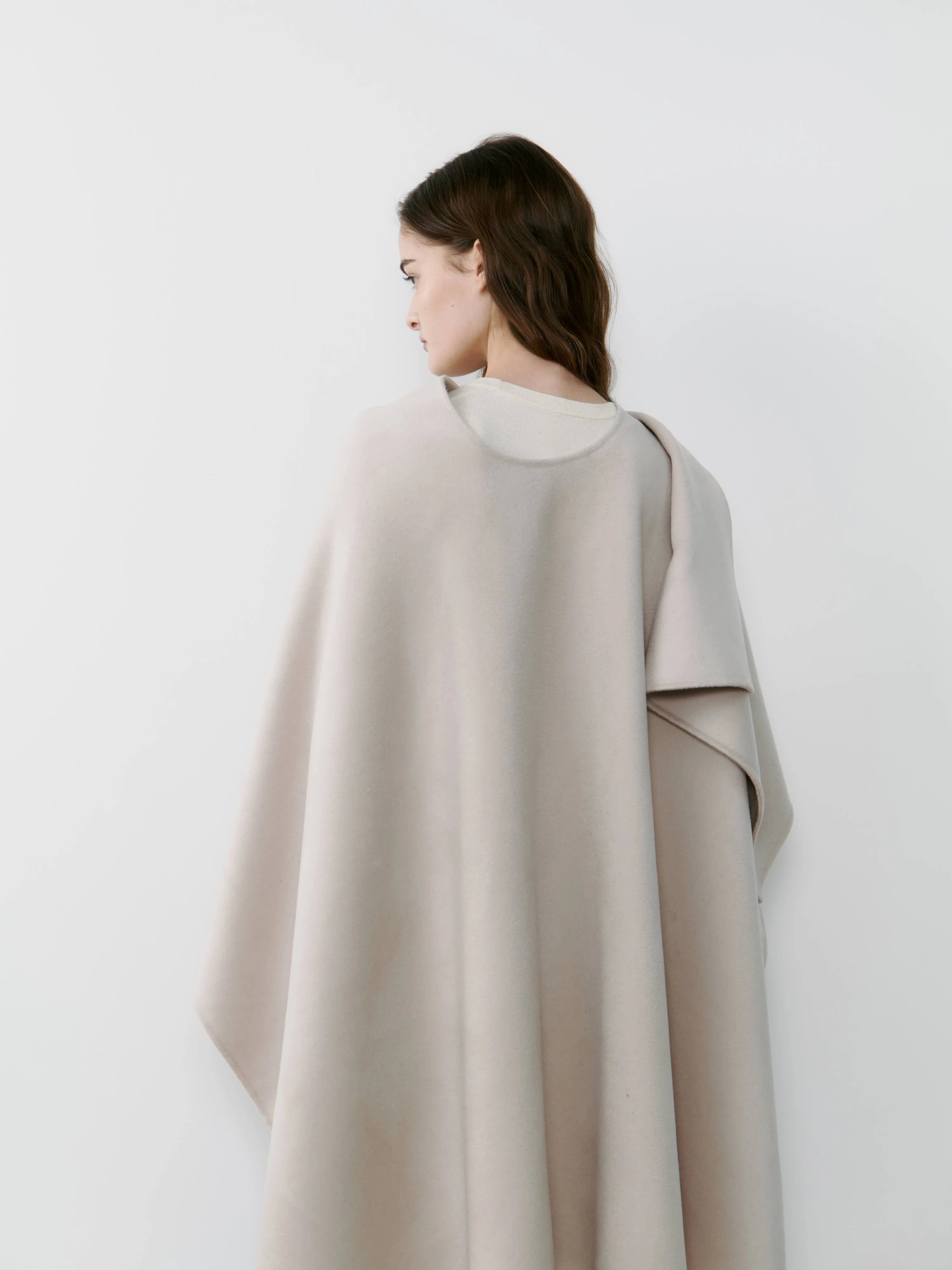 The Curated The Cashmere Cape bone white NH-051_RM002