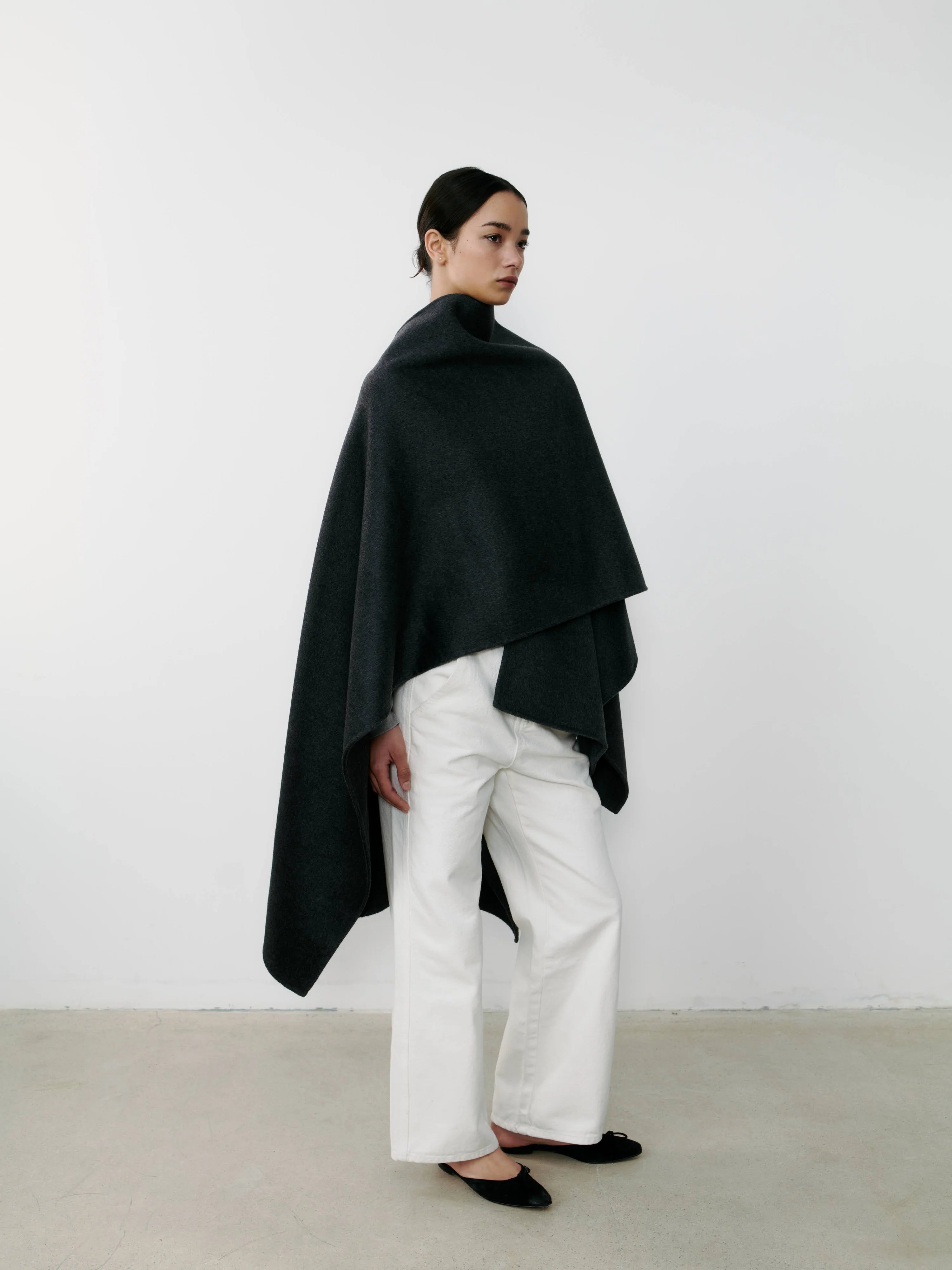 The Curated The Cashmere Cape charcoal grey NH-051_9WM9809