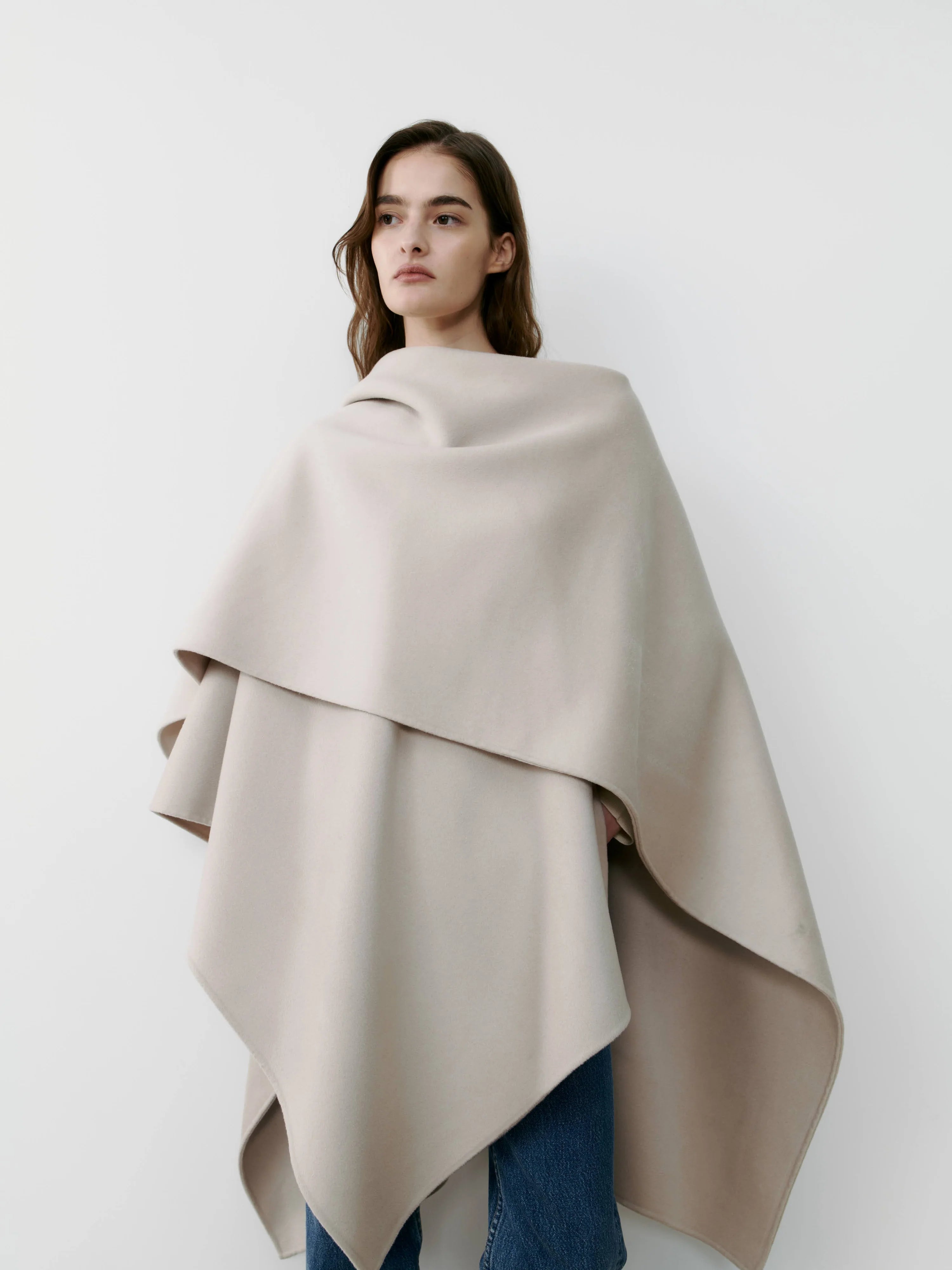 The Curated The Cashmere Cape bone white NH-051_RM002