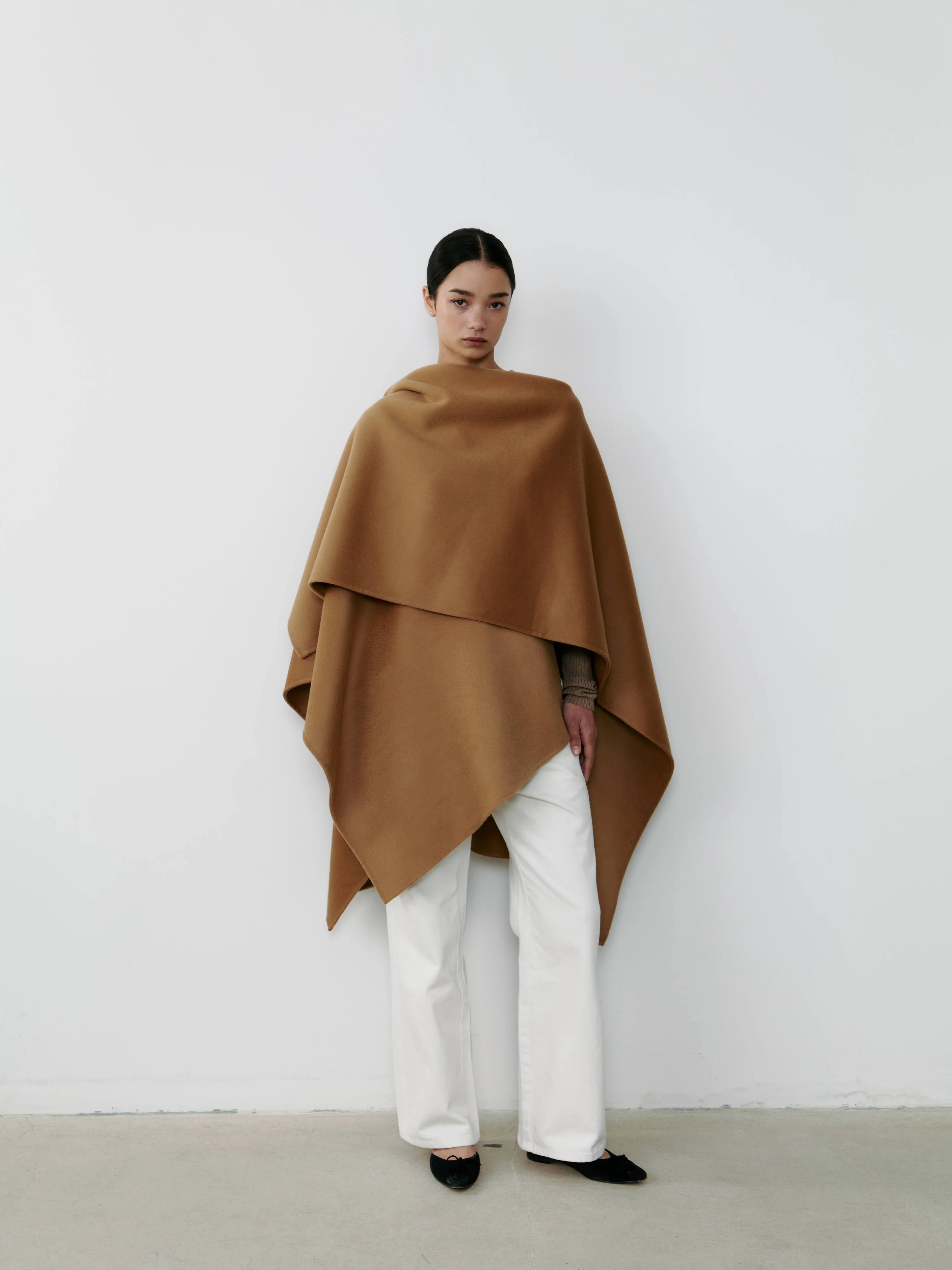The Curated The Cashmere Cape camel NH-051_PA3058