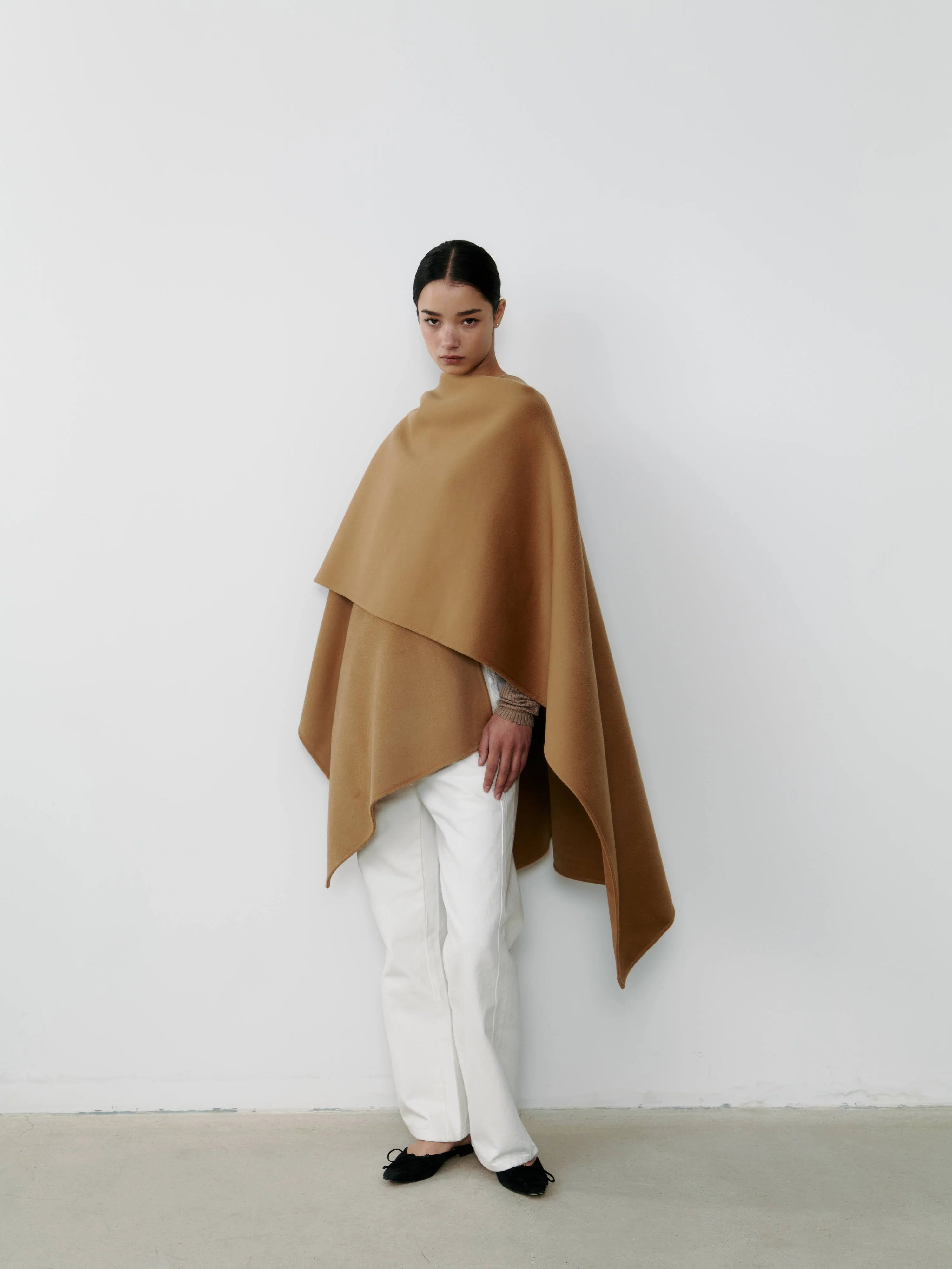 The Curated The Cashmere Cape camel NH-051_PA3058