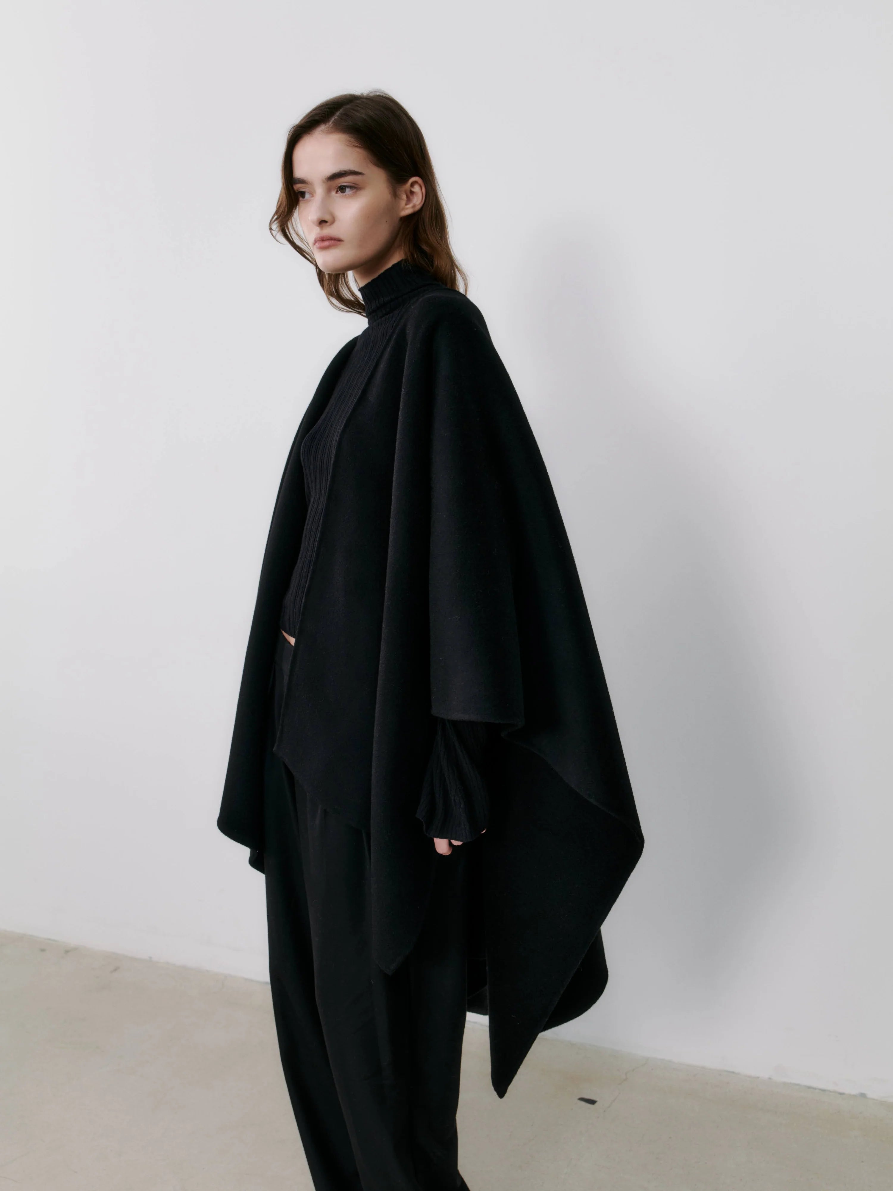 The Curated The Cashmere Cape black NH-051_RM001