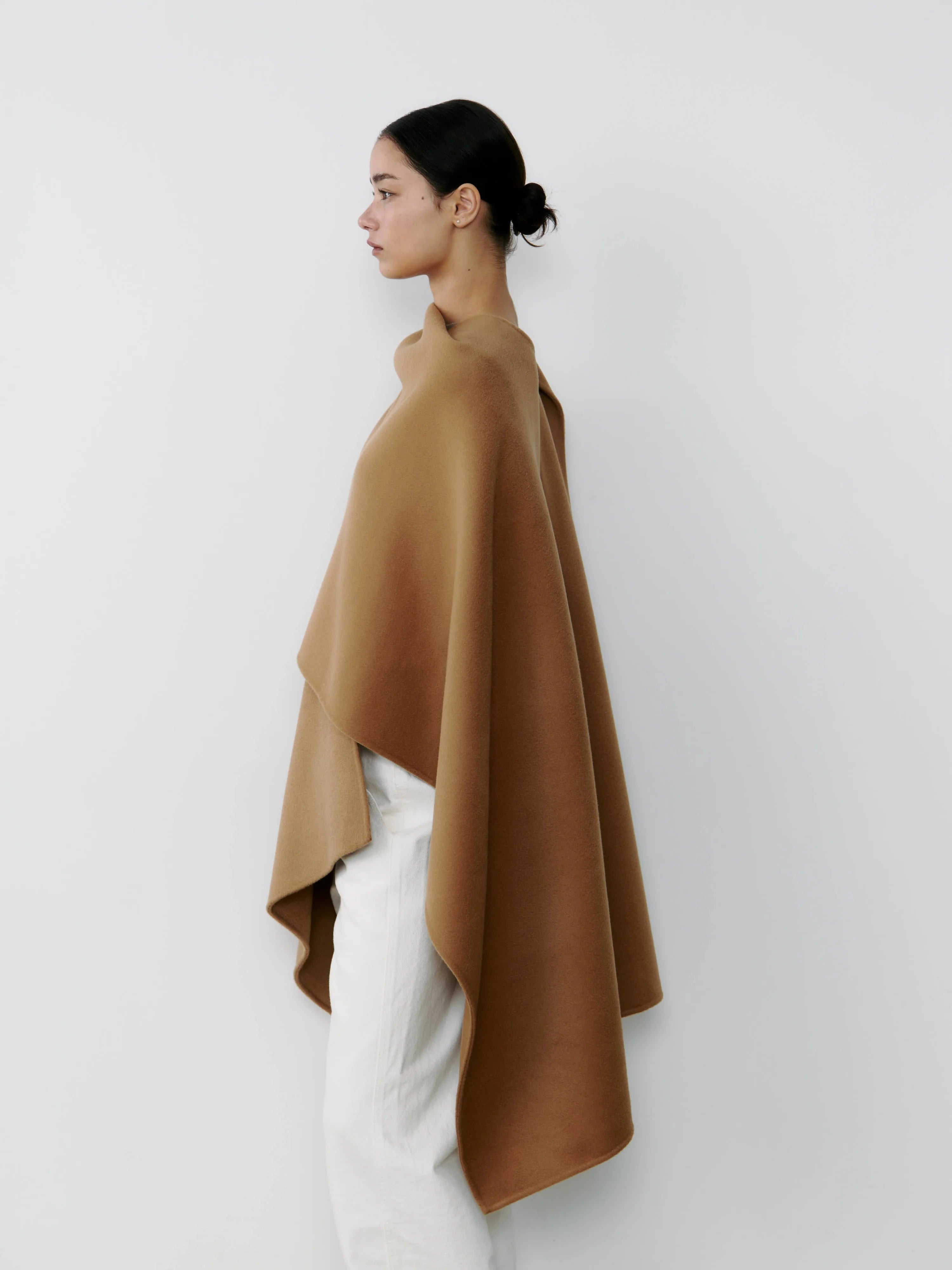 The Curated The Cashmere Cape camel NH-051_PA3058