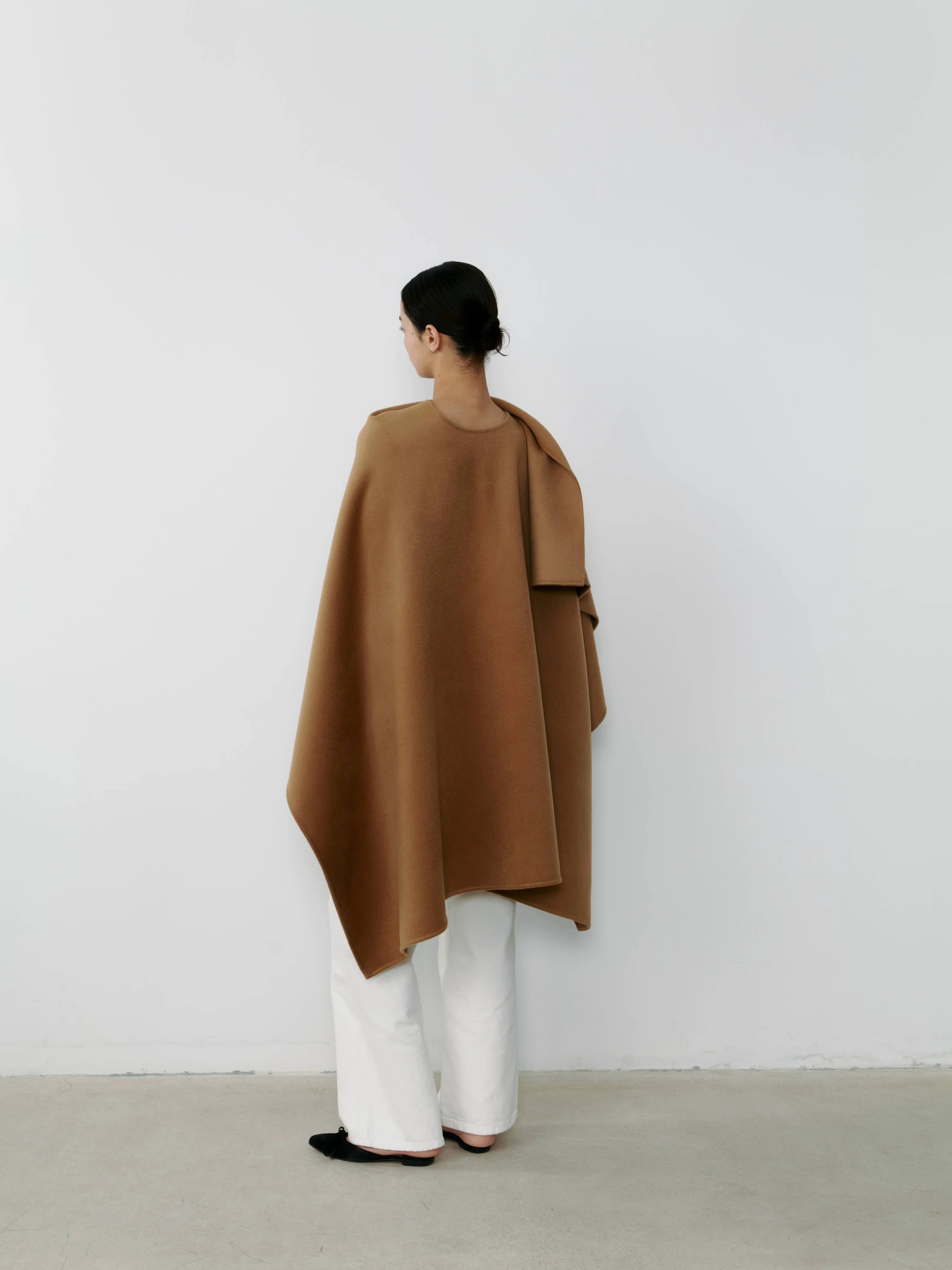 The Curated The Cashmere Cape camel NH-051_PA3058