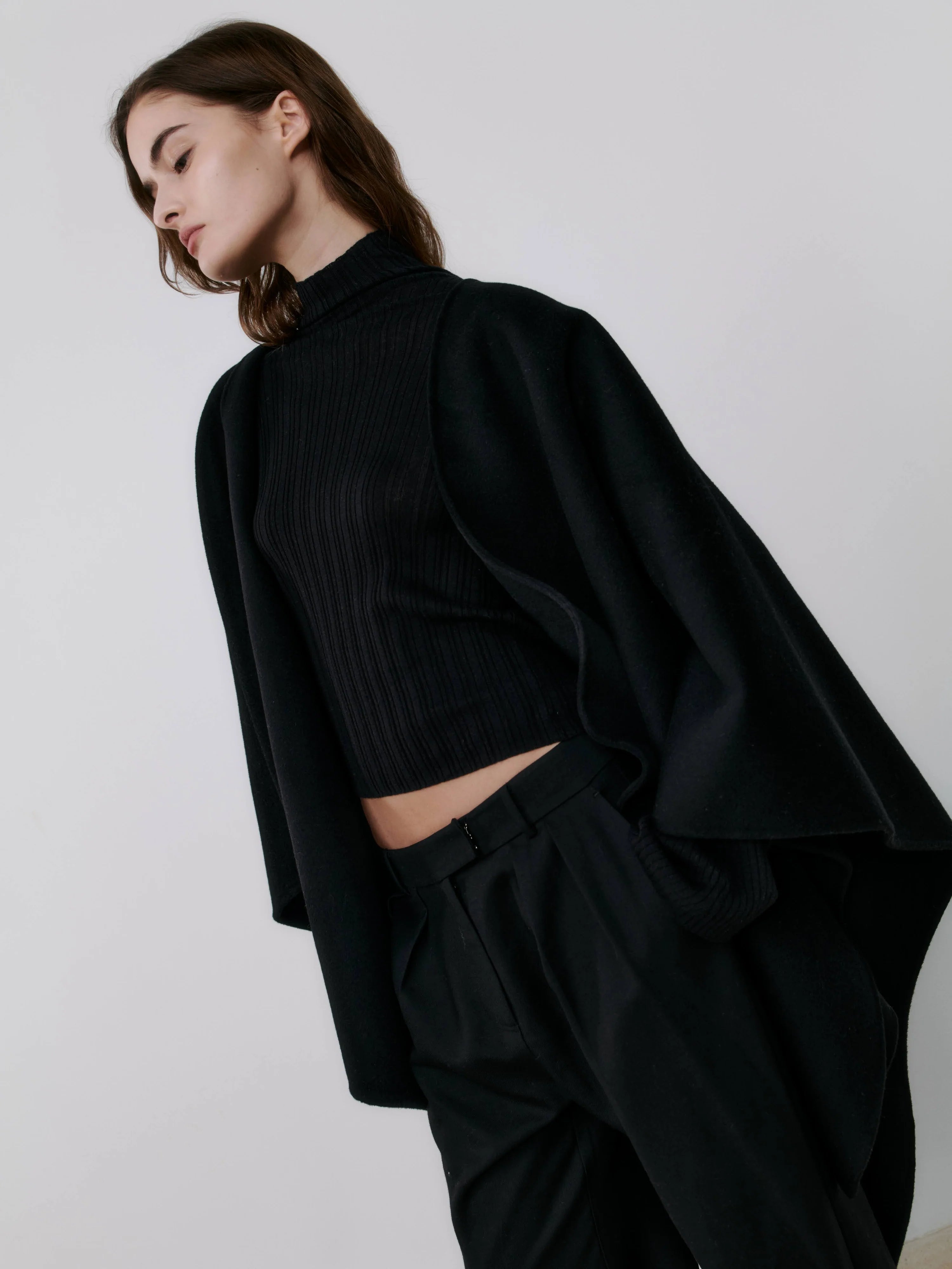 The Curated The Cashmere Cape black NH-051_RM001