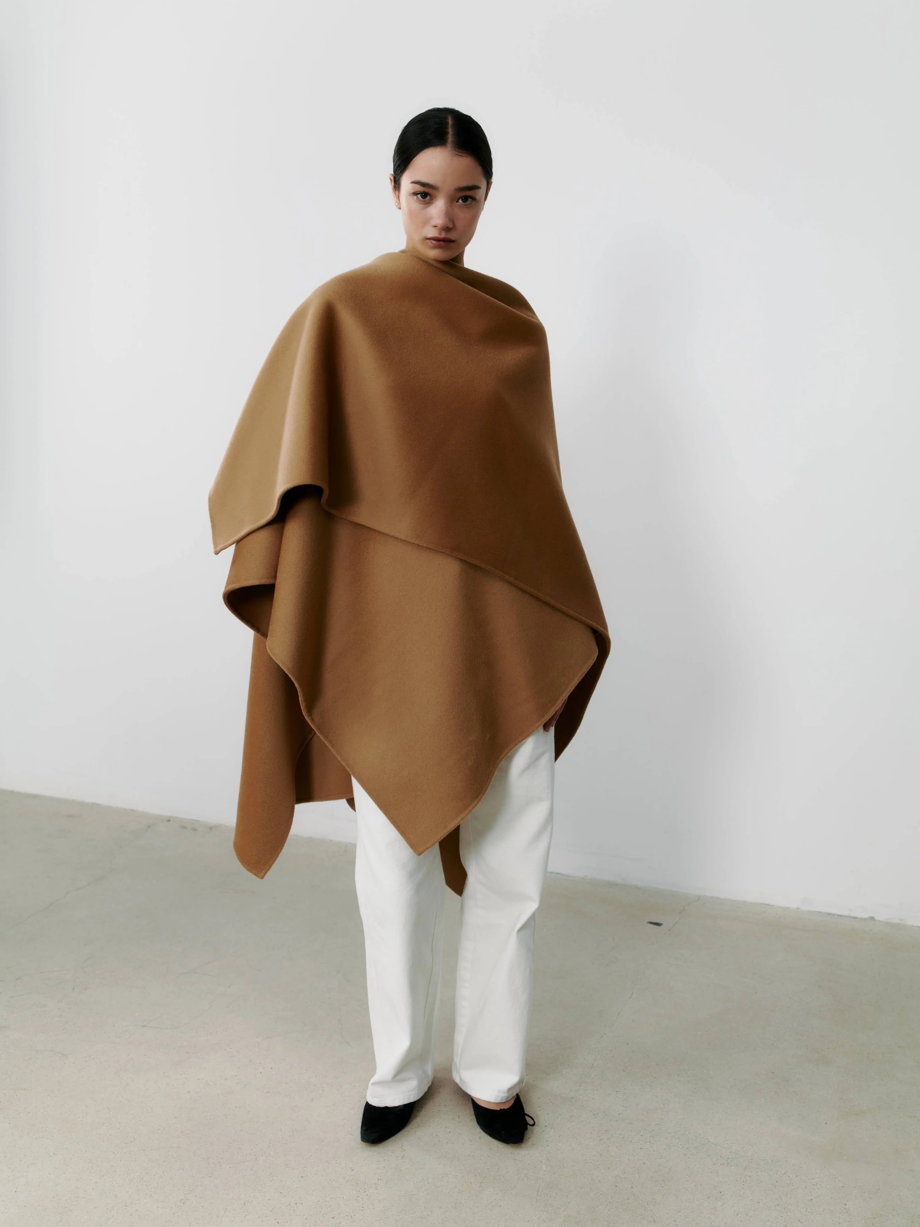 The Curated The Cashmere Cape camel NH-051_PA3058