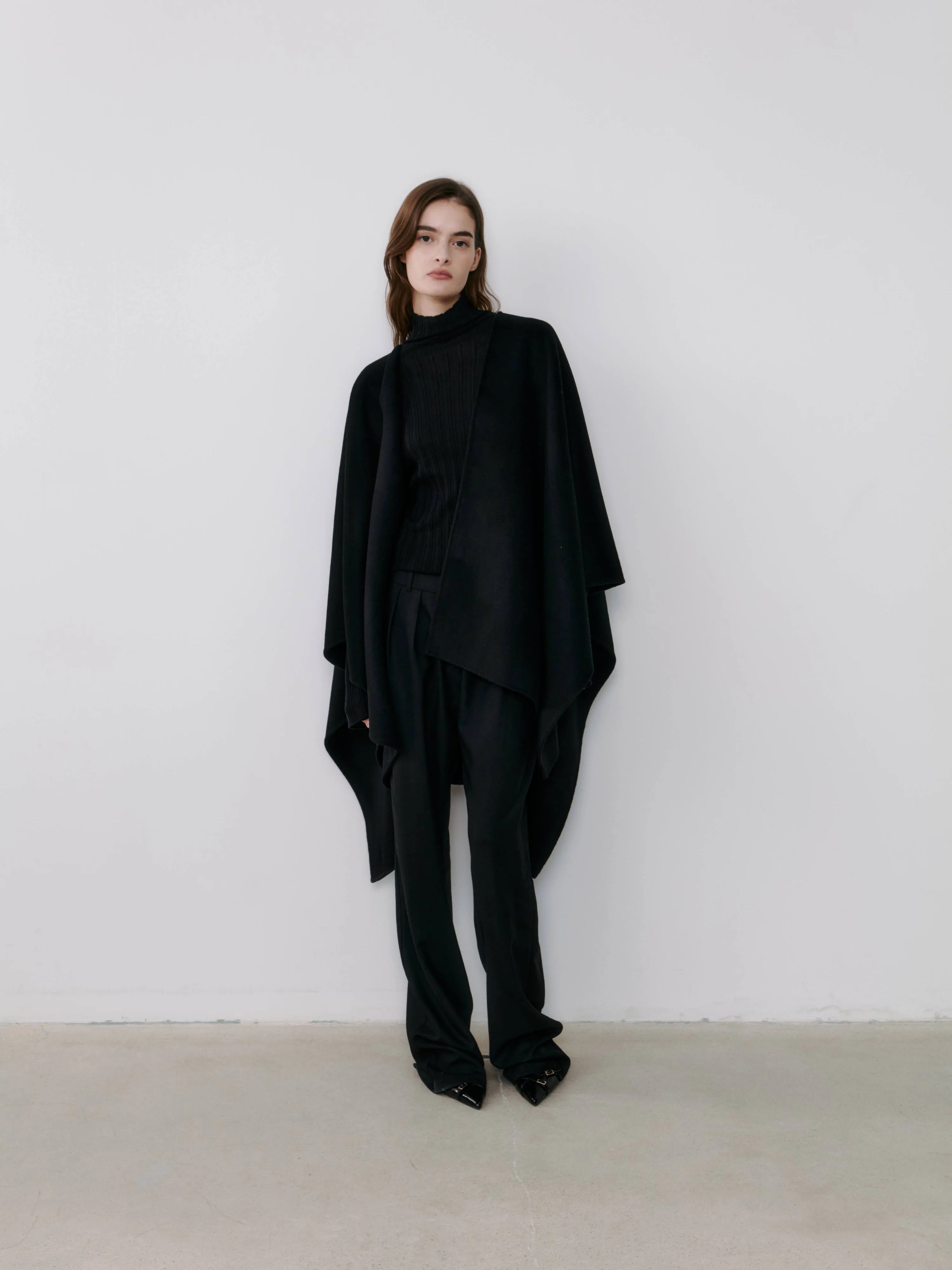 The Curated The Cashmere Cape black NH-051_RM001