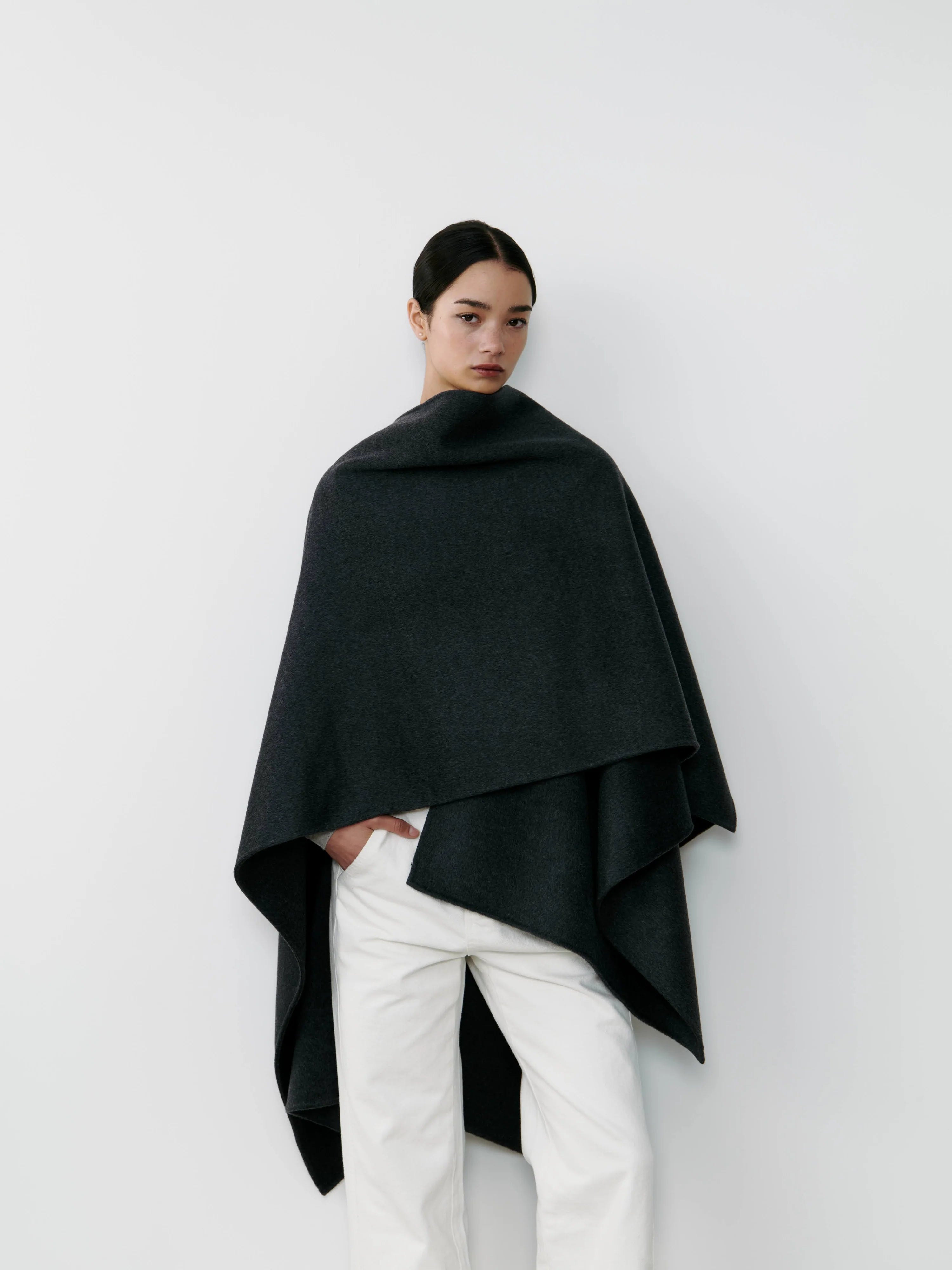 The Curated The Cashmere Cape charcoal grey NH-051_9WM9809