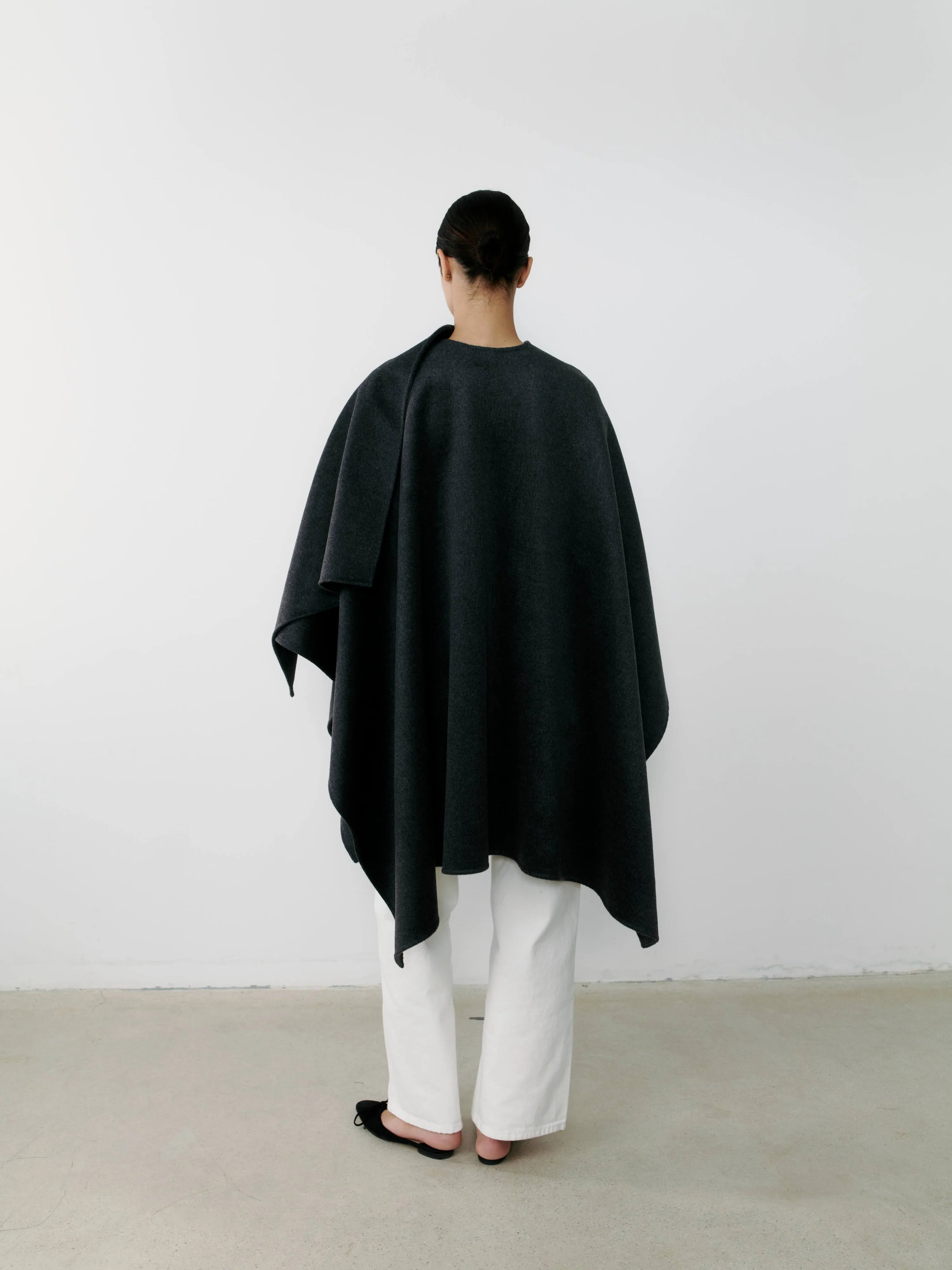 The Curated The Cashmere Cape charcoal grey NH-051_9WM9809