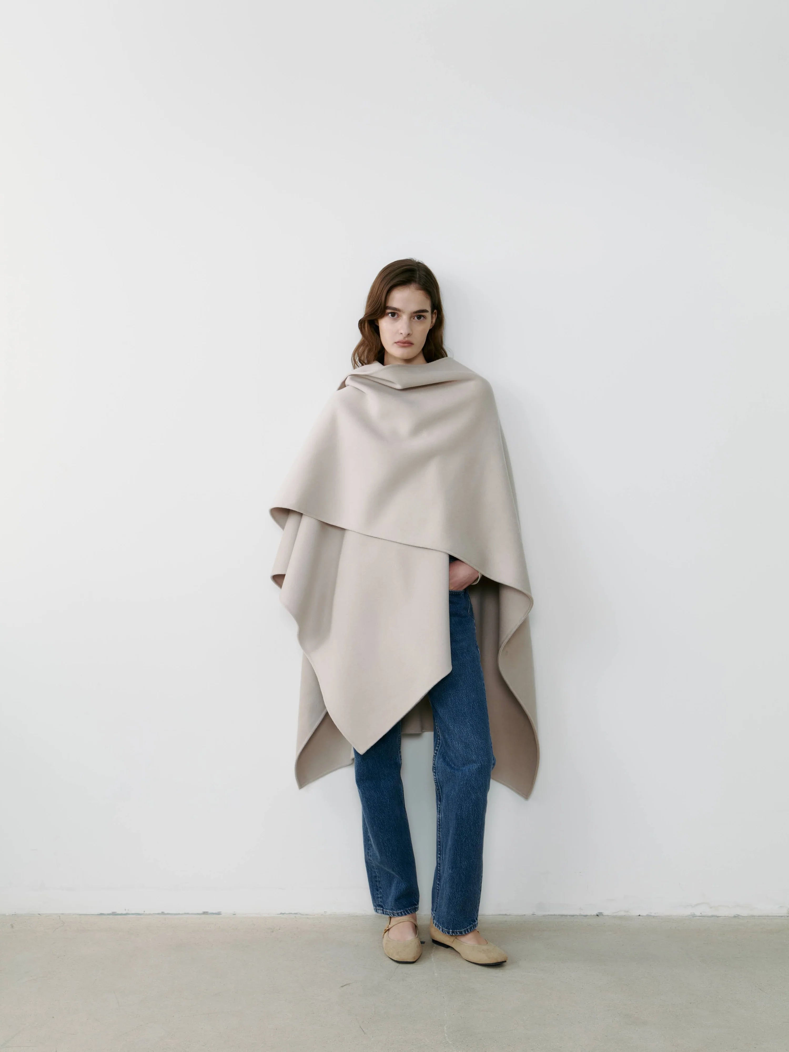 The Curated The Cashmere Cape bone white NH-051_RM002