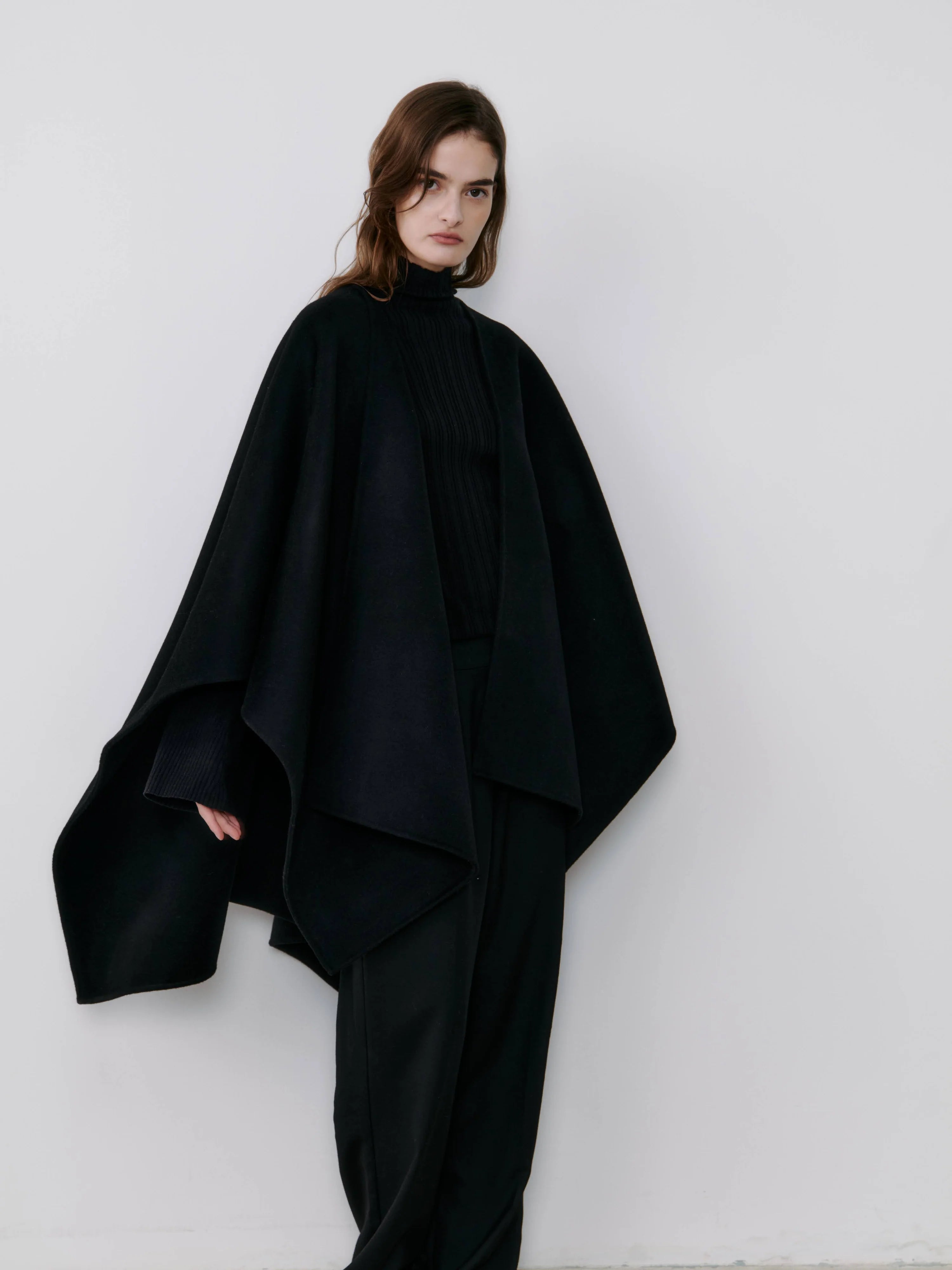 The Curated The Cashmere Cape black NH-051_RM001