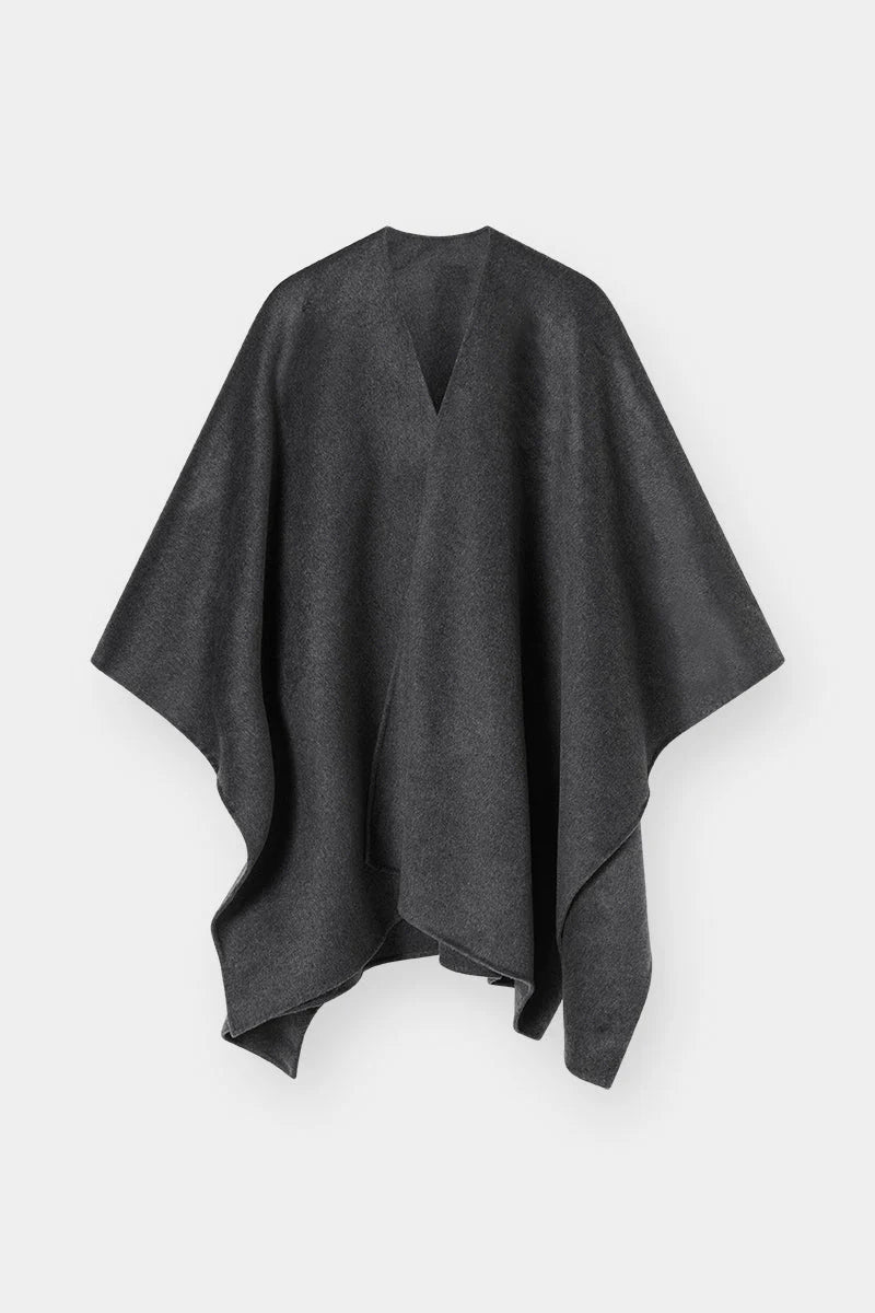 The Curated The Cashmere Cape charcoal grey NH-051_9WM9809