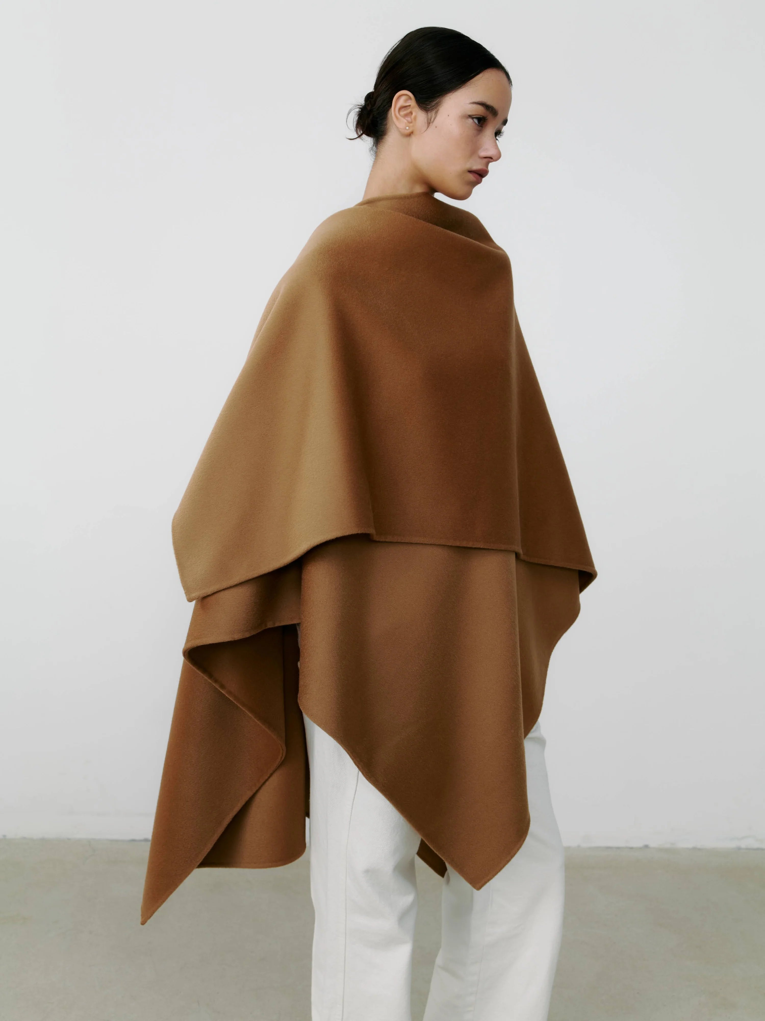 The Curated The Cashmere Cape camel NH-051_PA3058
