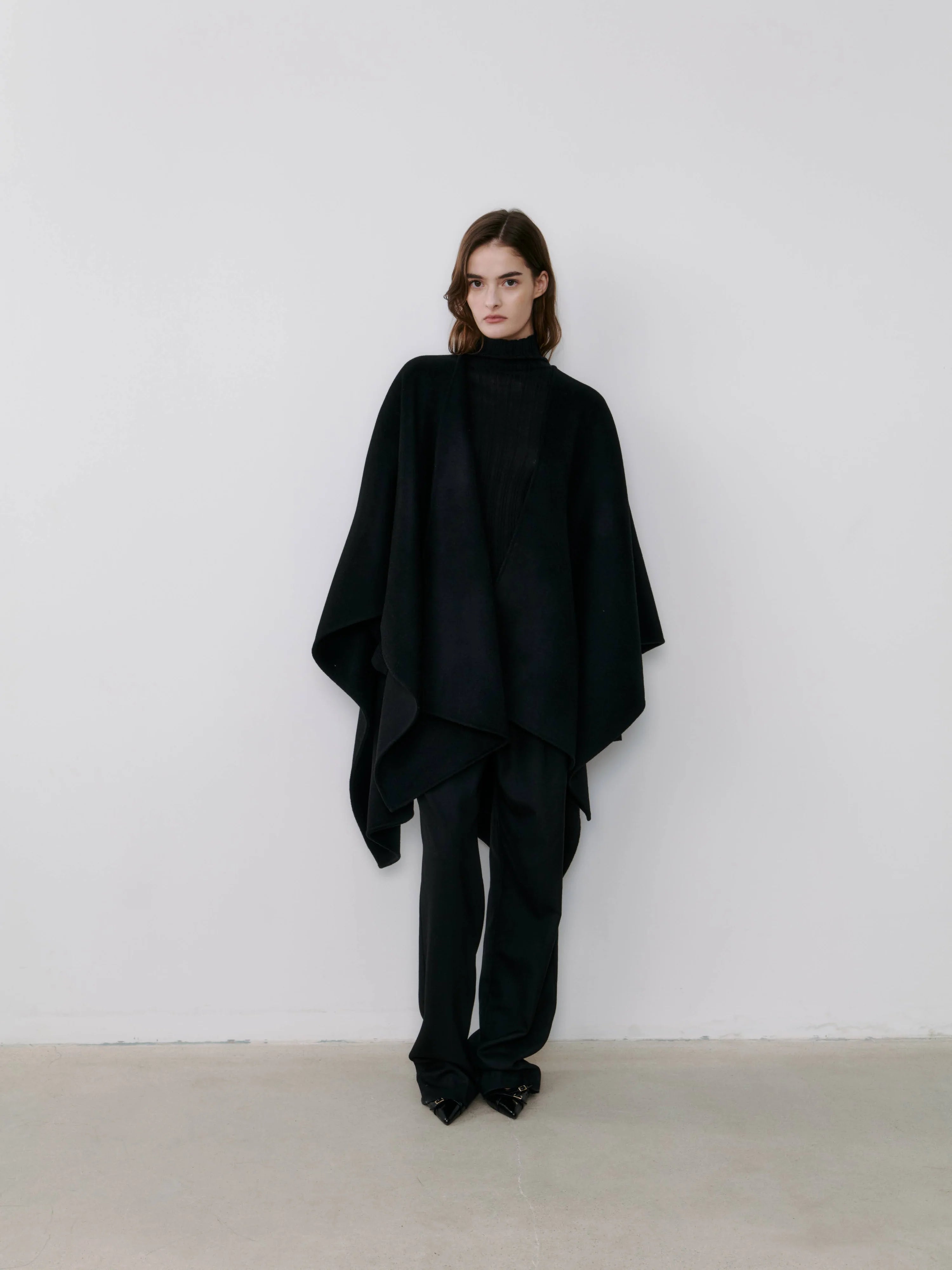 The Curated The Cashmere Cape black NH-051_RM001
