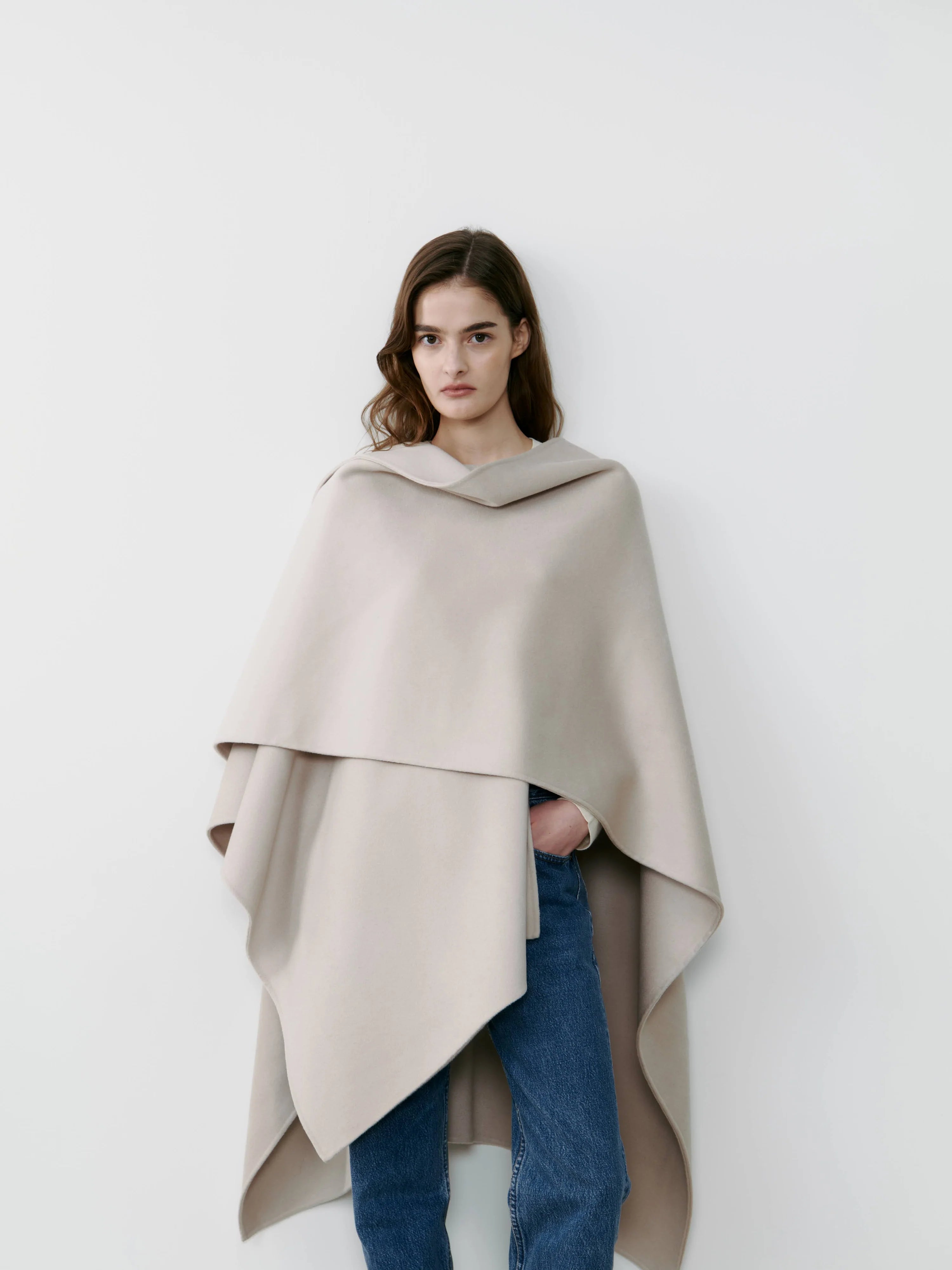 The Curated The Cashmere Cape bone white NH-051_RM002