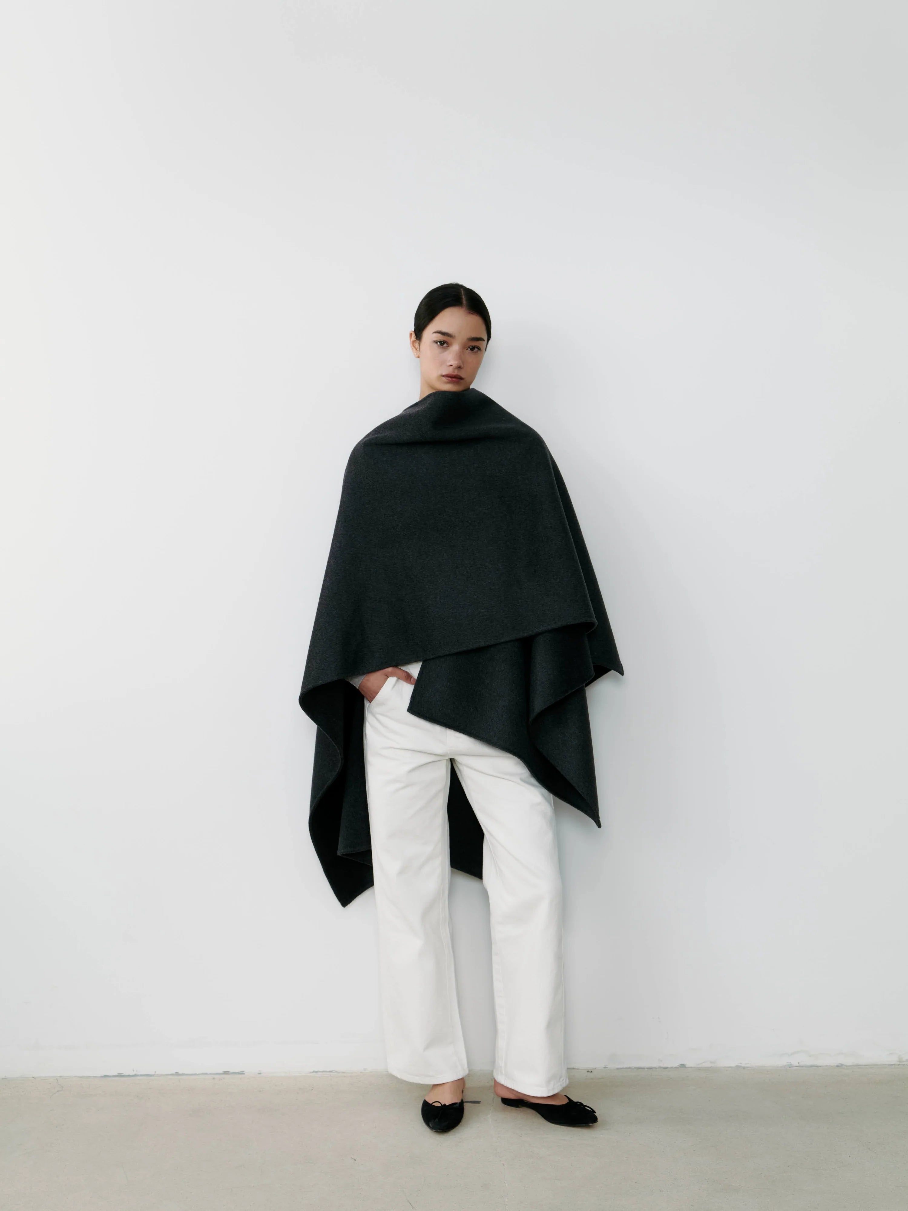 The Curated The Cashmere Cape charcoal grey NH-051_9WM9809